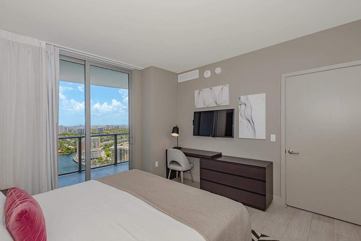 Luxury With Stunning View, Balcony, Amazing Pools Apartment Hollywood Exterior photo