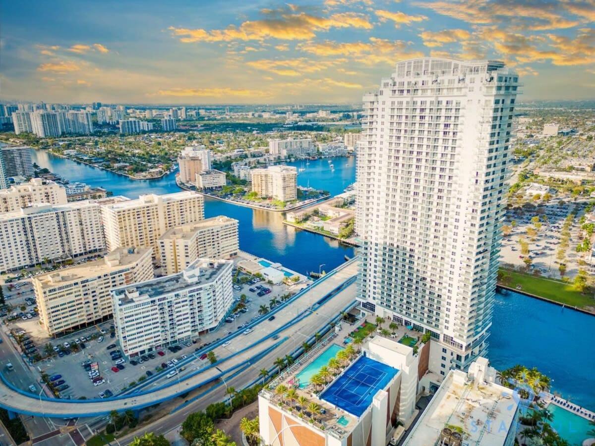 Luxury With Stunning View, Balcony, Amazing Pools Apartment Hollywood Exterior photo